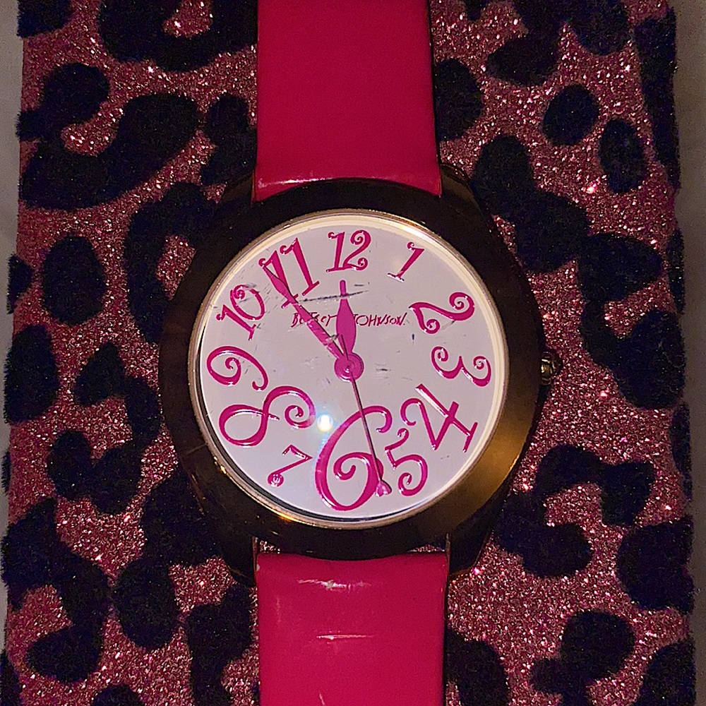 Fun pink Betsey Johnson watch💓 - Picture 4 of 4